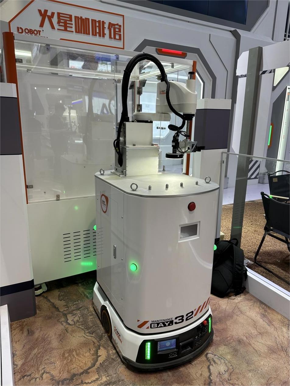 采访专录 | 翼菲机器人闪耀工博会，引领智能制造新浪潮(图2)